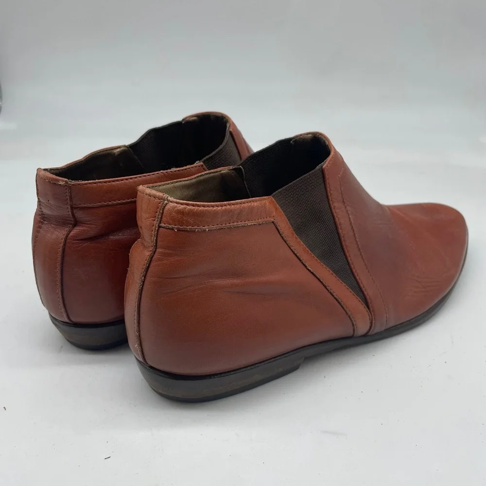 Vaneli Cognac Brown Leather Pointed Toe Ankle Boots Vibram Sole Low Heel Women 7